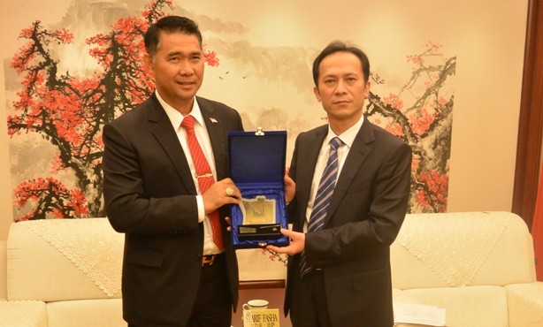 Walikota Jambi SY Fasha saat menerima cindera mata dari Wawako Guangzhou Mr. Zhou Yawei 